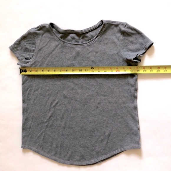 Lululemon S Top Grey crew neck Short sleeve waffle round hemline Excellent Condi - Picture 3 of 11